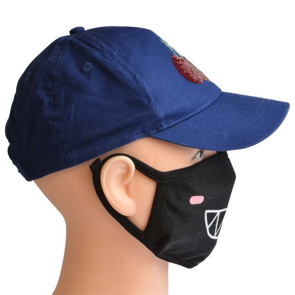 Gesichtsmaske mit funkelndem Lächeln Gesichtsmaske mit funkelndem Lächeln