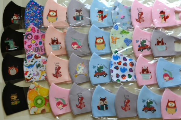 Set aus 5x Mund-Nasen-Masken für Kinder in Gr. 2 (siehe Größenskizze) mit zauberhaften Designs. Die Farben und Muster werden zufällig und abwechslungsreich zusammengestellt.